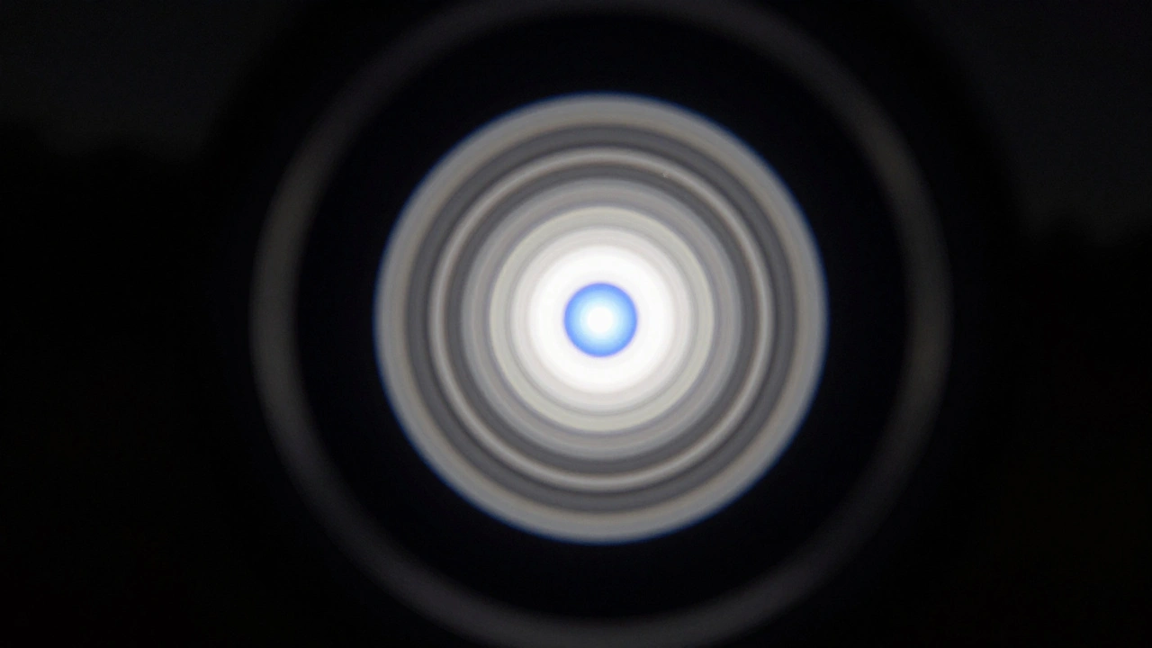 Defocused star image showing symmetrical diffraction rings at night.